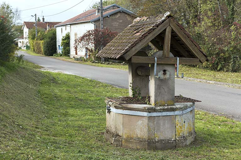 Puits, situé au carrefour avec la route de Seilles. © Sonia Dourlot / Région Bourgogne-Franche-Comté, Inventaire du patrimoine - 2015