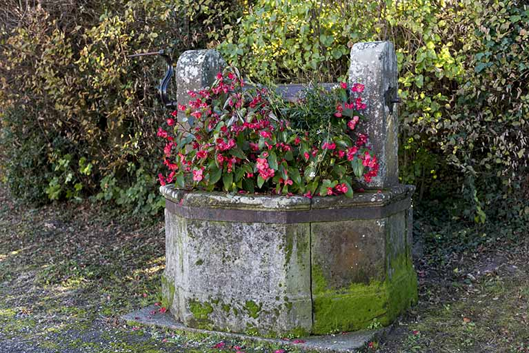 Ancien puits devant la mairie : vue rapprochée.  © Sonia Dourlot / Région Bourgogne-Franche-Comté, Inventaire du patrimoine - 2015