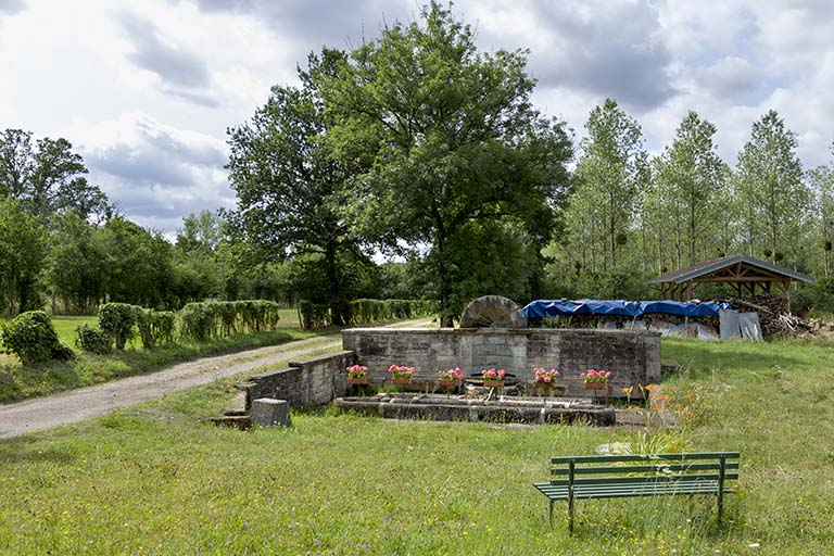 Fontaine des Carelles chemin de la patouillette. Vue d'ensemble de face. © Sonia Dourlot / Région Bourgogne-Franche-Comté, Inventaire du patrimoine - 2015