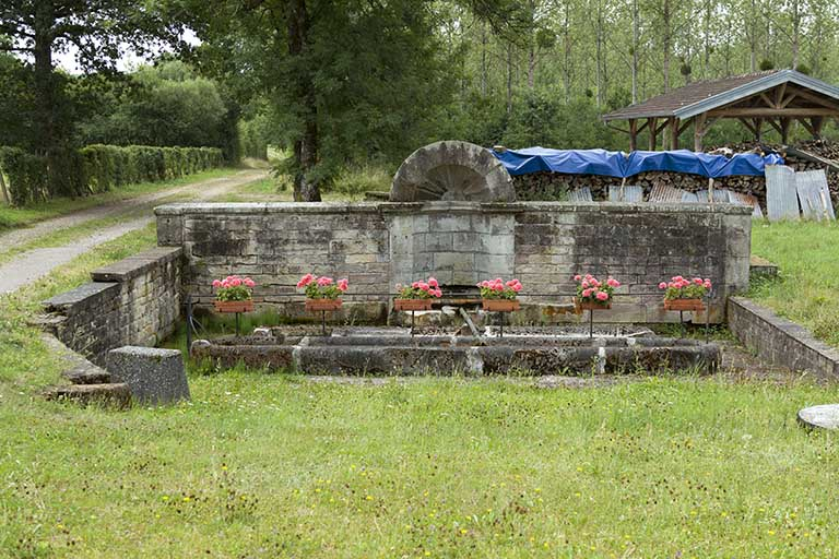 Fontaine des Carelles, chemin de la patouillette. Vue rapprochée de face. © Sonia Dourlot / Région Bourgogne-Franche-Comté, Inventaire du patrimoine - 2015