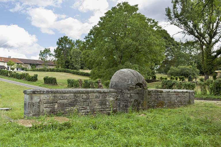 Fontaine des Carelles, chemin de la patouillette. Vue d'ensemble de la face postérieure. © Sonia Dourlot / Région Bourgogne-Franche-Comté, Inventaire du patrimoine - 2015