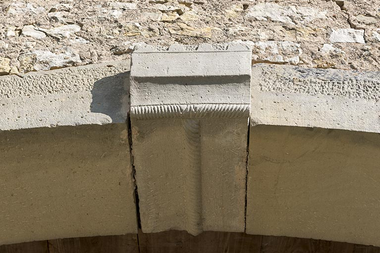 Alignement en bas du village, au nord de la fontaine. Elément de sculpture sur la clé de voute de la porte de grange. © Sonia Dourlot / Région Bourgogne-Franche-Comté, Inventaire du patrimoine - 2015 Alignement en bas du village, au nord de la fontaine. Elément de sculpture sur la clé de voute de la porte de grange. © Sonia Dourlot / Région Bourgogne-Franche-Comté, Inventaire du patrimoine - 2015