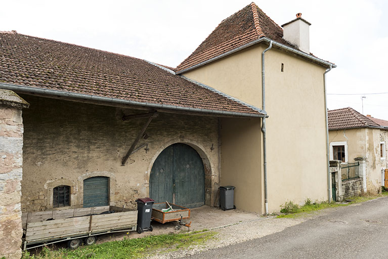 Maison, 6 impasse du sentier. Vue d'ensemble de trois-quart.  © Sonia Dourlot / Région Bourgogne-Franche-Comté, Inventaire du patrimoine - 2015 Maison, 6 impasse du sentier. Vue d'ensemble de trois-quart.  © Sonia Dourlot / Région Bourgogne-Franche-Comté, Inventaire du patrimoine - 2015