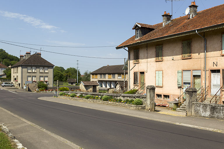 Logements ouvriers le long de la grande rue et au second plan vue de trois quart sur l'ancienne mairie école (1953)  © Sonia Dourlot / Région Bourgogne-Franche-Comté, Inventaire du patrimoine - 2015 Logements ouvriers le long de la grande rue et au second plan vue de trois quart sur l'ancienne mairie école (1953)  © Sonia Dourlot / Région Bourgogne-Franche-Comté, Inventaire du patrimoine - 2015
