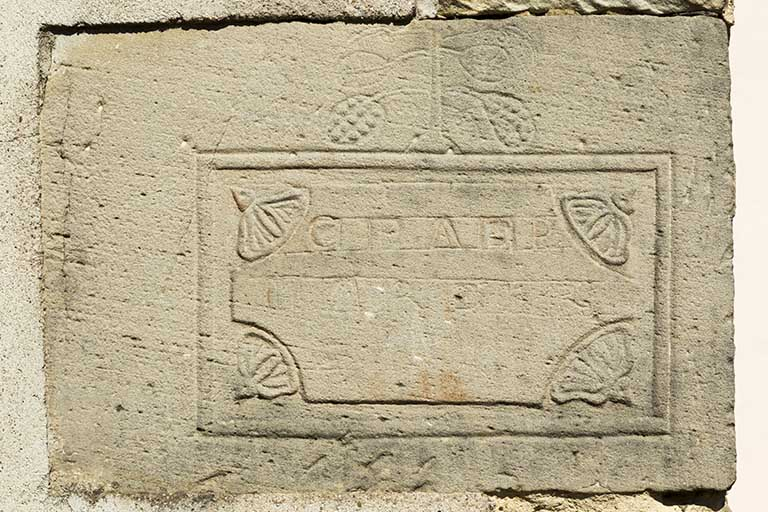 Inscription sur la façade antérieure de la maison 32 grande rue. © Sonia Dourlot / Région Bourgogne-Franche-Comté, Inventaire du patrimoine - 2015 Inscription sur la façade antérieure de la maison 32 grande rue. © Sonia Dourlot / Région Bourgogne-Franche-Comté, Inventaire du patrimoine - 2015
