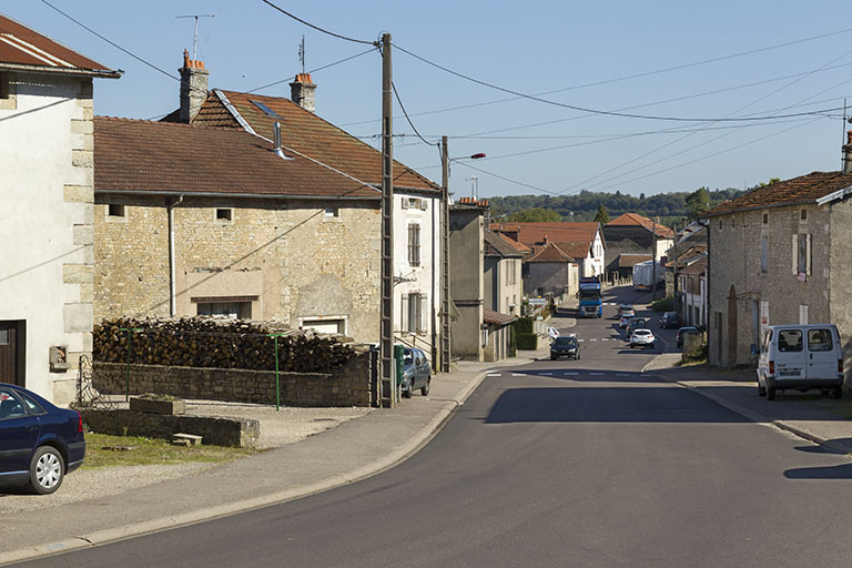 Vue de la grande rue, au milieu du village, à proximité de la route de Passavant, en direction de Vauvillers.  © Sonia Dourlot / Région Bourgogne-Franche-Comté, Inventaire du patrimoine - 2015 Vue de la grande rue, au milieu du village, à proximité de la route de Passavant, en direction de Vauvillers.  © Sonia Dourlot / Région Bourgogne-Franche-Comté, Inventaire du patrimoine - 2015