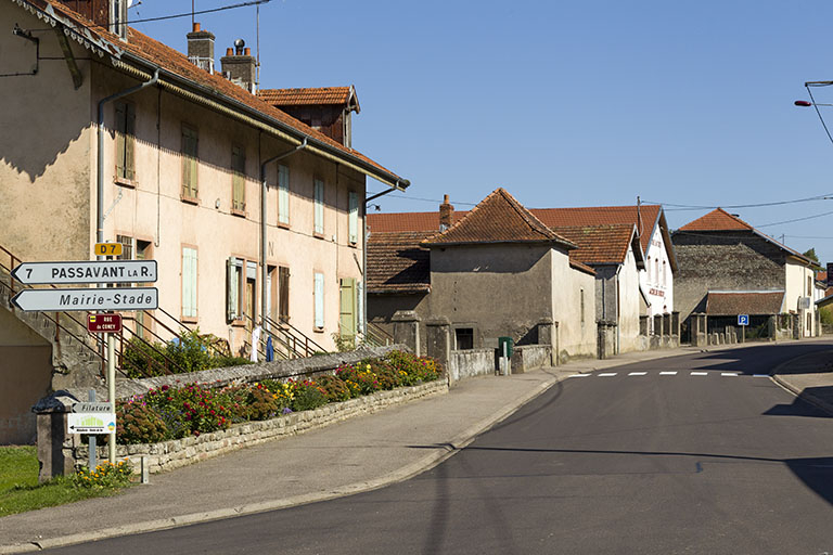 Vue rapprochée de la grande rue, au milieu du village, au carrefour avec la route de Passavant, en direction de Vauvillers.  © Sonia Dourlot / Région Bourgogne-Franche-Comté, Inventaire du patrimoine - 2015 Vue rapprochée de la grande rue, au milieu du village, au carrefour avec la route de Passavant, en direction de Vauvillers.  © Sonia Dourlot / Région Bourgogne-Franche-Comté, Inventaire du patrimoine - 2015