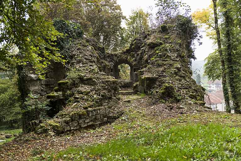 Vue sur la tour est.  © Sonia Dourlot / Région Bourgogne-Franche-Comté, Inventaire du patrimoine - 2015