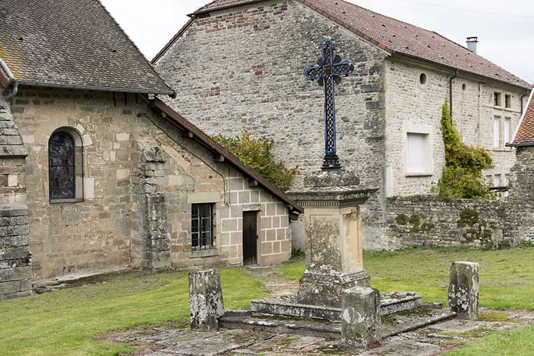 Vue de trois-quart sud de la croix située au sud-est, le long du flanc antérieur de l'édifice.  © Sonia Dourlot / Région Bourgogne-Franche-Comté, Inventaire du patrimoine - 2015 Vue de trois-quart sud de la croix située au sud-est, le long du flanc antérieur de l'édifice.  © Sonia Dourlot / Région Bourgogne-Franche-Comté, Inventaire du patrimoine - 2015
