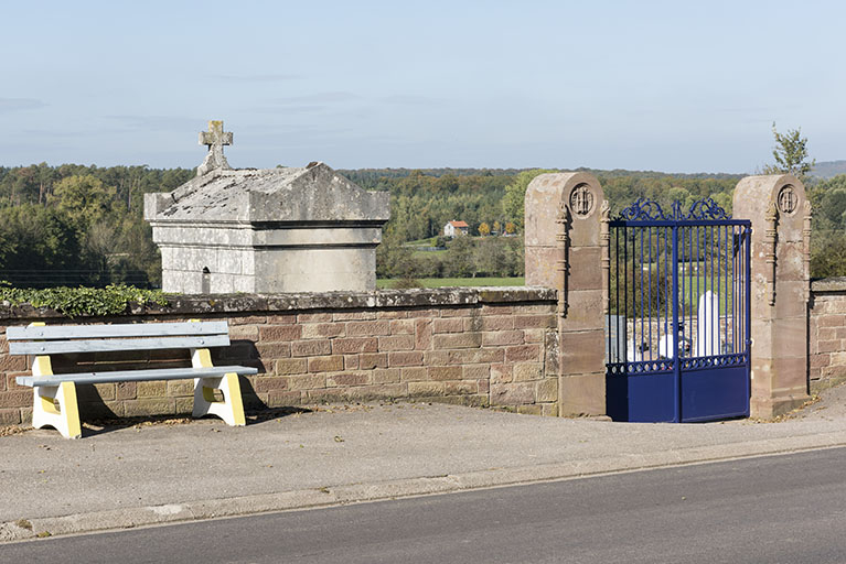 cimetière © Sonia Dourlot / Région Bourgogne-Franche-Comté, Inventaire du patrimoine - 2015 cimetière © Sonia Dourlot / Région Bourgogne-Franche-Comté, Inventaire du patrimoine - 2015