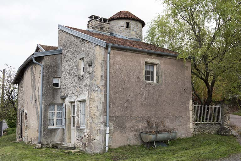 Maison avec tour d'escalier entre la rue de la poste et grande rue. Vue rapprochée de l'ouest.   © Sonia Dourlot / Région Bourgogne-Franche-Comté, Inventaire du patrimoine - 2015 Maison avec tour d'escalier entre la rue de la poste et grande rue. Vue rapprochée de l'ouest.   © Sonia Dourlot / Région Bourgogne-Franche-Comté, Inventaire du patrimoine - 2015