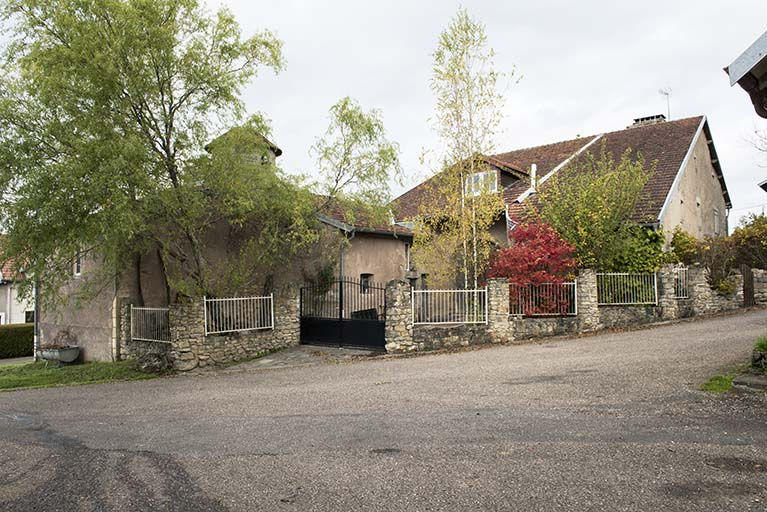 Maison avec tour d'escalier entre la rue de la poste et grande rue. Vue d'ensemble du sud-ouest.   © Sonia Dourlot / Région Bourgogne-Franche-Comté, Inventaire du patrimoine - 2015 Maison avec tour d'escalier entre la rue de la poste et grande rue. Vue d'ensemble du sud-ouest.   © Sonia Dourlot / Région Bourgogne-Franche-Comté, Inventaire du patrimoine - 2015