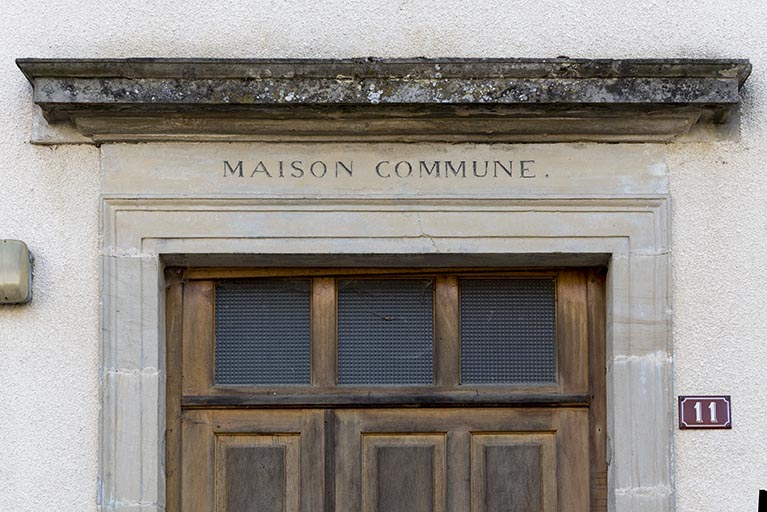 Pignon est : détail du linteau de l'entrée. © Sonia Dourlot / Région Bourgogne-Franche-Comté, Inventaire du patrimoine - 2015 Pignon est : détail du linteau de l'entrée. © Sonia Dourlot / Région Bourgogne-Franche-Comté, Inventaire du patrimoine - 2015