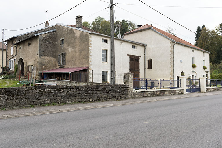 Maison 35, grande rue, vue de trois-quart est.  © Sonia Dourlot / Région Bourgogne-Franche-Comté, Inventaire du patrimoine - 2015 Maison 35, grande rue, vue de trois-quart est.  © Sonia Dourlot / Région Bourgogne-Franche-Comté, Inventaire du patrimoine - 2015
