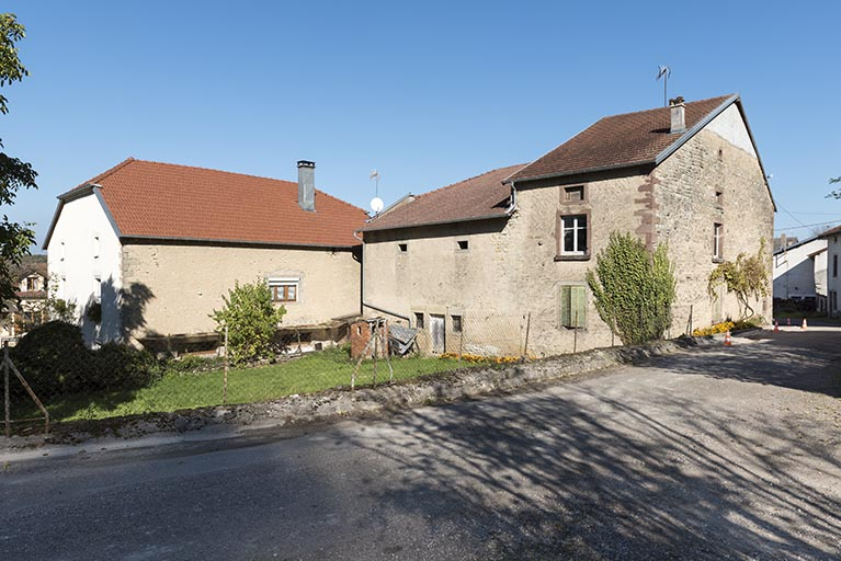 Façade postérieure de la maison 35, grande rue et vue de trois-quart postérieur sud-ouest de la ferme 4 rue du Marchemont.  © Sonia Dourlot / Région Bourgogne-Franche-Comté, Inventaire du patrimoine - 2015 Façade postérieure de la maison 35, grande rue et vue de trois-quart postérieur sud-ouest de la ferme 4 rue du Marchemont.  © Sonia Dourlot / Région Bourgogne-Franche-Comté, Inventaire du patrimoine - 2015