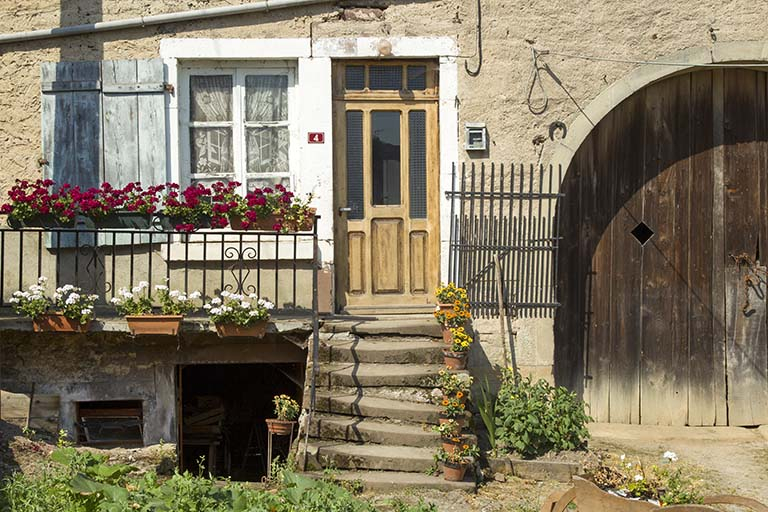 Vue de la façade antérieure de la ferme, 4 rue du Marchemont.  © Sonia Dourlot / Région Bourgogne-Franche-Comté, Inventaire du patrimoine - 2015 Vue de la façade antérieure de la ferme, 4 rue du Marchemont.  © Sonia Dourlot / Région Bourgogne-Franche-Comté, Inventaire du patrimoine - 2015