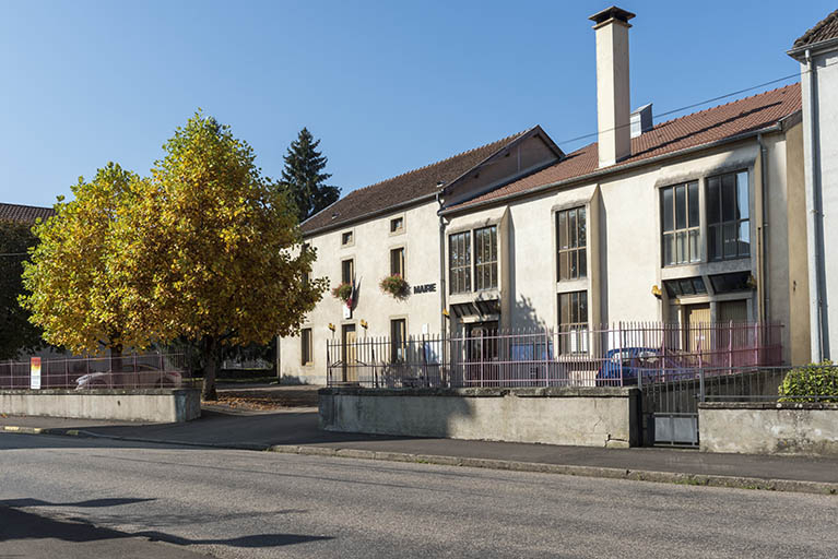 Vue sur la mairie depuis le nord-est.  © Sonia Dourlot / Région Bourgogne-Franche-Comté, Inventaire du patrimoine - 2015