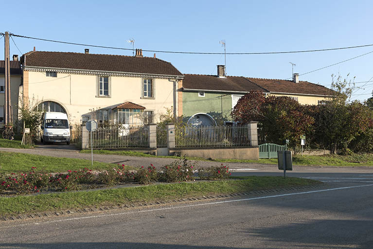 Vue sur un alignement de maisons du faubourg Louis Boulanger depuis la route au nord-ouest. © Sonia Dourlot / Région Bourgogne-Franche-Comté, Inventaire du patrimoine - 2015