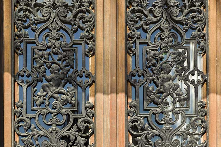 Détail de la porte principale donnant sur la rue Hauviller.  © Sonia Dourlot / Région Bourgogne-Franche-Comté, Inventaire du patrimoine - 2015 Détail de la porte principale donnant sur la rue Hauviller.  © Sonia Dourlot / Région Bourgogne-Franche-Comté, Inventaire du patrimoine - 2015