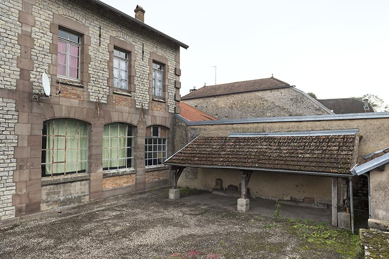Cour, préau, détail de la façade postérieure. © Sonia Dourlot / Région Bourgogne-Franche-Comté, Inventaire du patrimoine - 2015 Cour, préau, détail de la façade postérieure. © Sonia Dourlot / Région Bourgogne-Franche-Comté, Inventaire du patrimoine - 2015