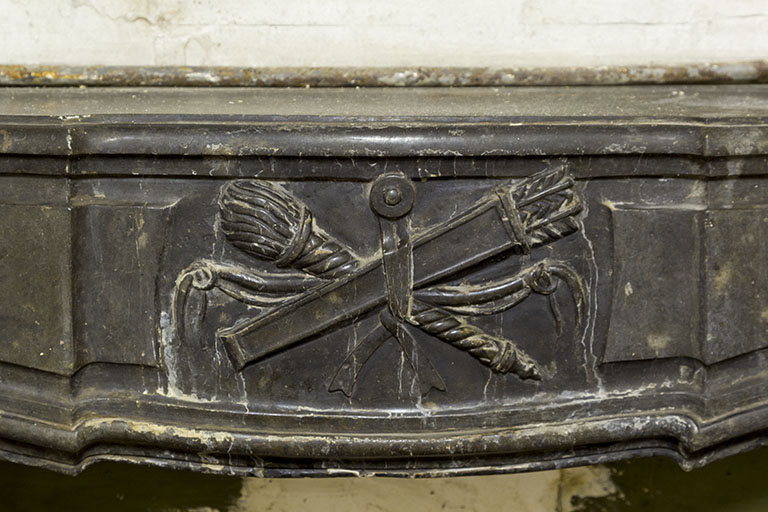 Linteau de cheminée : détail de motif sculpté. © Sonia Dourlot / Région Bourgogne-Franche-Comté, Inventaire du patrimoine - 2015 Linteau de cheminée : détail de motif sculpté. © Sonia Dourlot / Région Bourgogne-Franche-Comté, Inventaire du patrimoine - 2015
