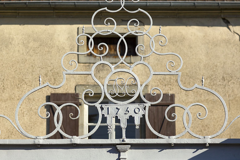 Détail du couronnement de fer forgé de la porte flamande portant la date de 1750 ainsi qu'un monogramme. © Sonia Dourlot / Région Bourgogne-Franche-Comté, Inventaire du patrimoine - 2015 Détail du couronnement de fer forgé de la porte flamande portant la date de 1750 ainsi qu'un monogramme. © Sonia Dourlot / Région Bourgogne-Franche-Comté, Inventaire du patrimoine - 2015
