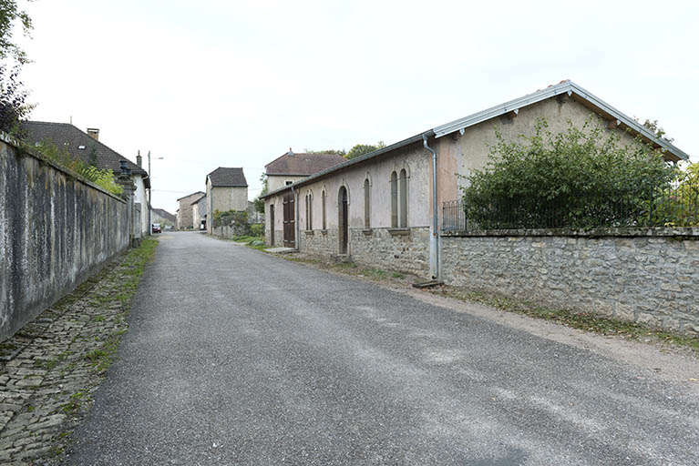 Vue de la rue Billecard depuis l'est, jouxtant au sud la cloture du parc Barbey.   © Sonia Dourlot / Région Bourgogne-Franche-Comté, Inventaire du patrimoine - 2015 Vue de la rue Billecard depuis l'est, jouxtant au sud la cloture du parc Barbey.   © Sonia Dourlot / Région Bourgogne-Franche-Comté, Inventaire du patrimoine - 2015