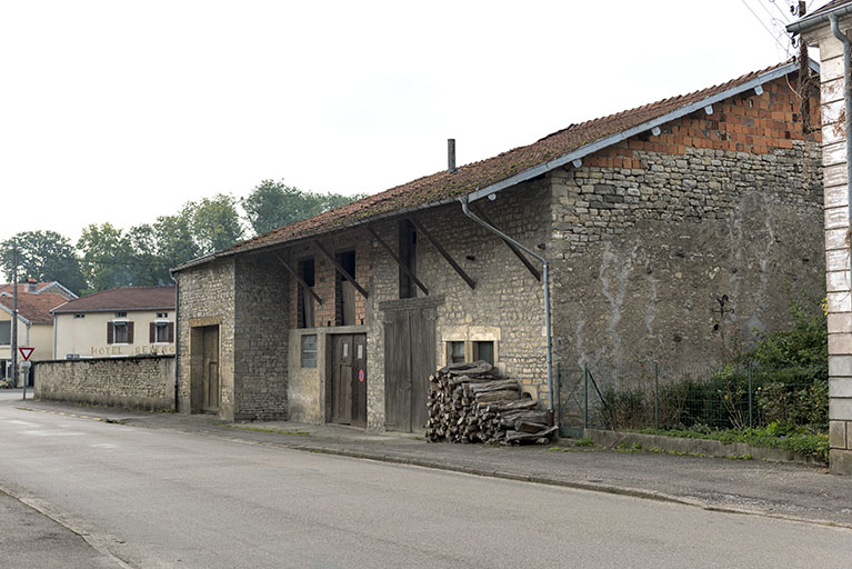 Mur gouttereau de la maison à l'angle du 20 rue Jean Monasson et de la rue Bernard Froeliger.  © Sonia Dourlot / Région Bourgogne-Franche-Comté, Inventaire du patrimoine - 2015