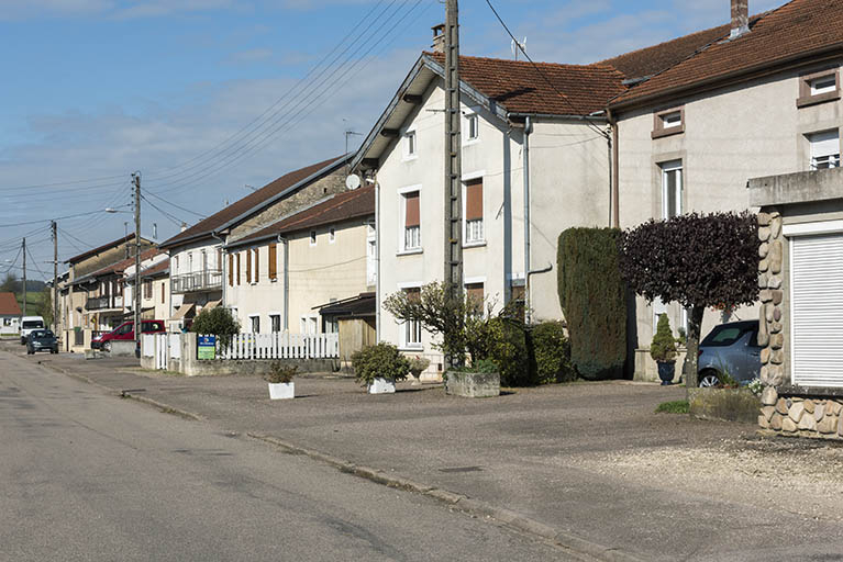 Alignement rive nord-est de la rue Bernard Froeliger. © Sonia Dourlot / Région Bourgogne-Franche-Comté, Inventaire du patrimoine - 2015