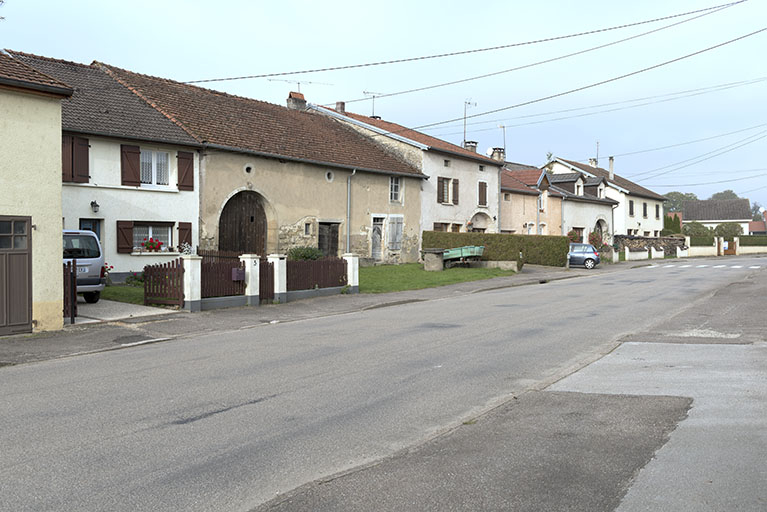 Alignement rive sud-ouest de la rue Bernard Froeliger © Sonia Dourlot / Région Bourgogne-Franche-Comté, Inventaire du patrimoine - 2015