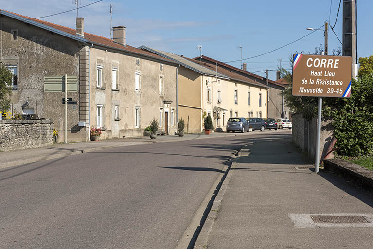 Entrée du village par la rue Maurice Boulanger. © Sonia Dourlot / Région Bourgogne-Franche-Comté, Inventaire du patrimoine - 2015