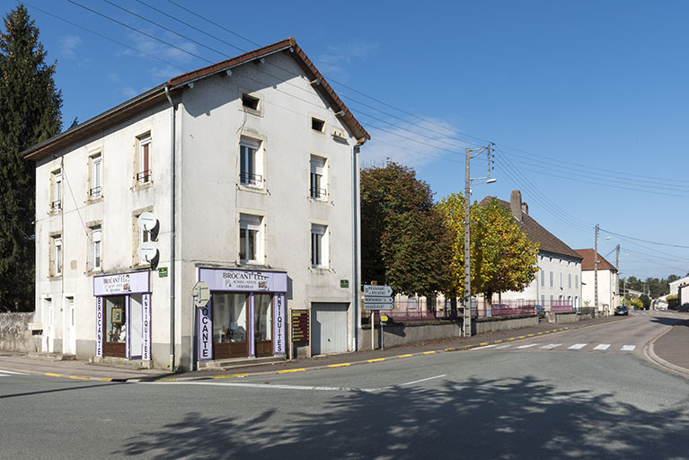 Maison 2 rue Jean Monnasson, ancienne maison commune, qui porte la date 1812, abrita la mairie et une salle de classe. © Sonia Dourlot / Région Bourgogne-Franche-Comté, Inventaire du patrimoine - 2015