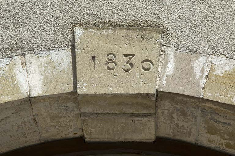 Détail de la clé de voute de la porte cochère portant la date 1830. © Sonia Dourlot / Région Bourgogne-Franche-Comté, Inventaire du patrimoine - 2015
