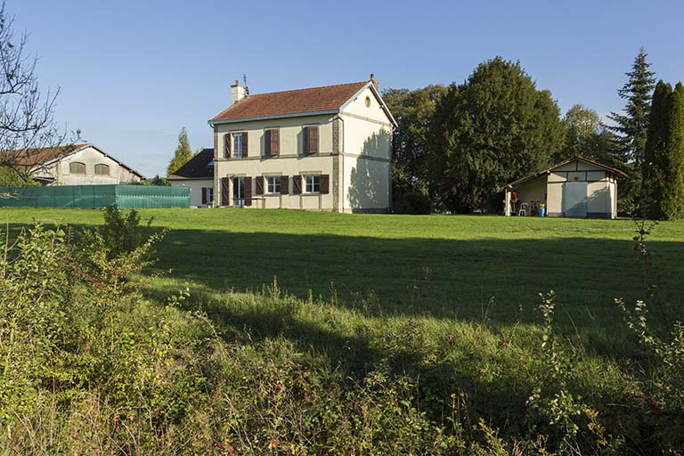 Vue de trois-quart nord-ouest de la façade sur voie de l'ancienne gare.  © Sonia Dourlot / Région Bourgogne-Franche-Comté, Inventaire du patrimoine - 2015 Vue de trois-quart nord-ouest de la façade sur voie de l'ancienne gare.  © Sonia Dourlot / Région Bourgogne-Franche-Comté, Inventaire du patrimoine - 2015