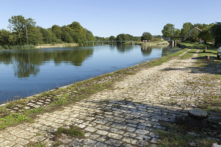 Vue sur la porte de garde et le barrage depuis le chemin de hâlage en amont. © Sonia Dourlot / Région Bourgogne-Franche-Comté, Inventaire du patrimoine - 2015 Vue sur la porte de garde et le barrage depuis le chemin de hâlage en amont. © Sonia Dourlot / Région Bourgogne-Franche-Comté, Inventaire du patrimoine - 2015