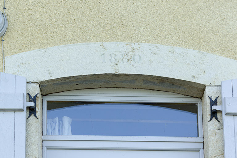Détail de date portée (1880) sur le linteau de la porte de la maison de garde.  © Sonia Dourlot / Région Bourgogne-Franche-Comté, Inventaire du patrimoine - 2015 Détail de date portée (1880) sur le linteau de la porte de la maison de garde.  © Sonia Dourlot / Région Bourgogne-Franche-Comté, Inventaire du patrimoine - 2015