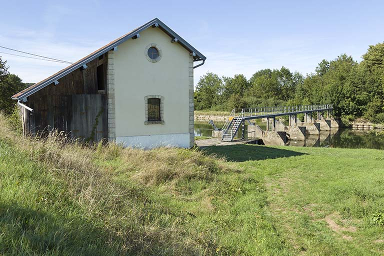Depuis le sud, vue du barrage et du pignon de la maison de garde.  © Sonia Dourlot / Région Bourgogne-Franche-Comté, Inventaire du patrimoine - 2015 Depuis le sud, vue du barrage et du pignon de la maison de garde.  © Sonia Dourlot / Région Bourgogne-Franche-Comté, Inventaire du patrimoine - 2015