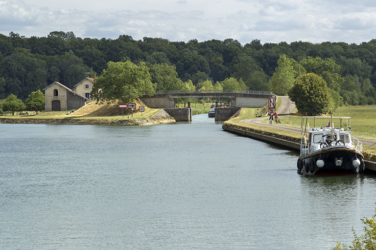 La porte de garde en amont de la dérivation. © Sonia Dourlot / Région Bourgogne-Franche-Comté, Inventaire du patrimoine - 2015