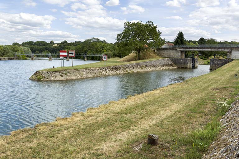Vue générale de la porte de garde et du barrage mobile du bief de Chantes. © Sonia Dourlot / Région Bourgogne-Franche-Comté, Inventaire du patrimoine - 2015