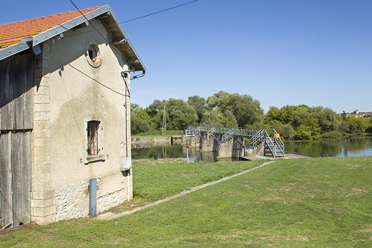 Mur pignon du magasin et le barrage mobile. © Sonia Dourlot / Région Bourgogne-Franche-Comté, Inventaire du patrimoine - 2015