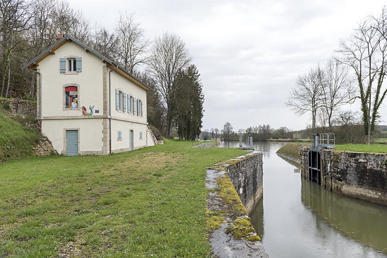 Vue depuis l'aval du site d'écluse. © Sonia Dourlot / Région Bourgogne-Franche-Comté, Inventaire du patrimoine - 2015 Vue depuis l'aval du site d'écluse. © Sonia Dourlot / Région Bourgogne-Franche-Comté, Inventaire du patrimoine - 2015
