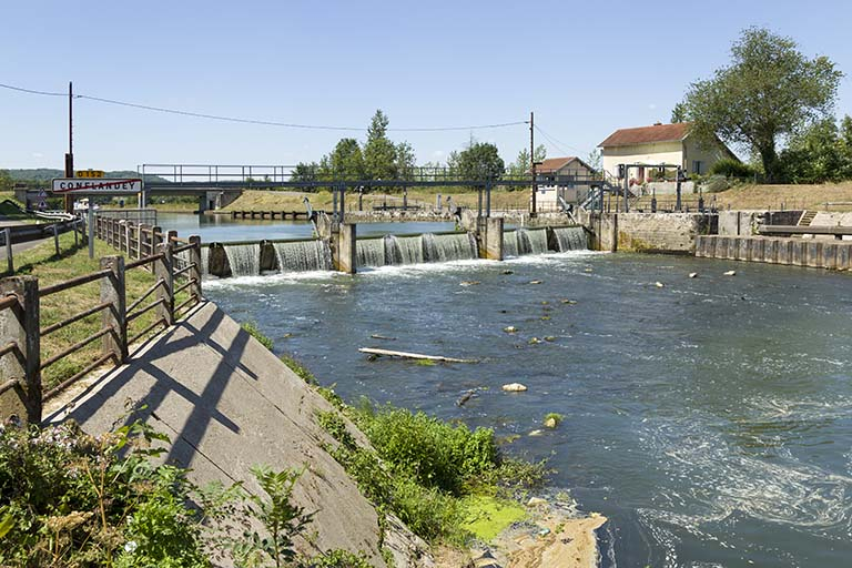 Barrage de Conflandey vu de la rive droite en aval.  © Sonia Dourlot / Région Bourgogne-Franche-Comté, Inventaire du patrimoine - 2015 Barrage de Conflandey vu de la rive droite en aval.  © Sonia Dourlot / Région Bourgogne-Franche-Comté, Inventaire du patrimoine - 2015