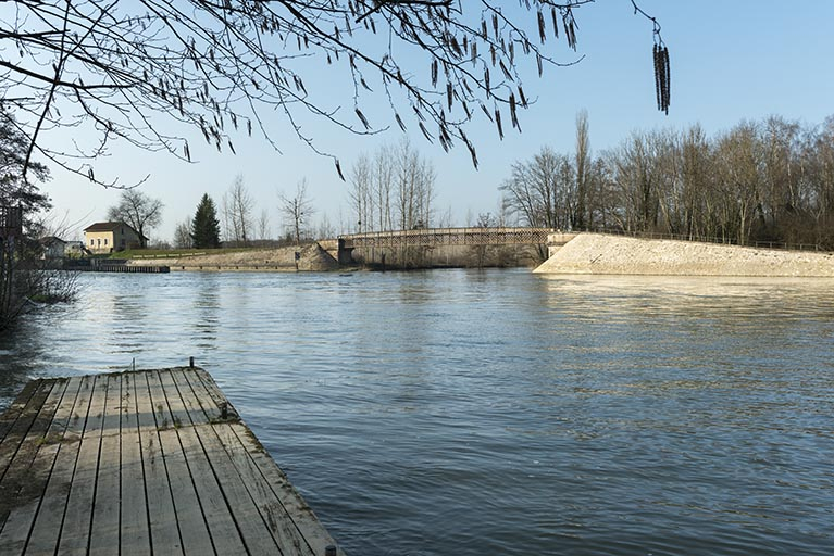 Passerelle sur la Lanterne, au confluent avec la Saône, vue de la rive droite en aval. © Sonia Dourlot / Région Bourgogne-Franche-Comté, Inventaire du patrimoine - 2015 Passerelle sur la Lanterne, au confluent avec la Saône, vue de la rive droite en aval. © Sonia Dourlot / Région Bourgogne-Franche-Comté, Inventaire du patrimoine - 2015