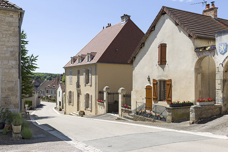 Vue partielle de la Grande Rue. © Sonia Dourlot / Région Bourgogne-Franche-Comté, Inventaire du patrimoine - 2015