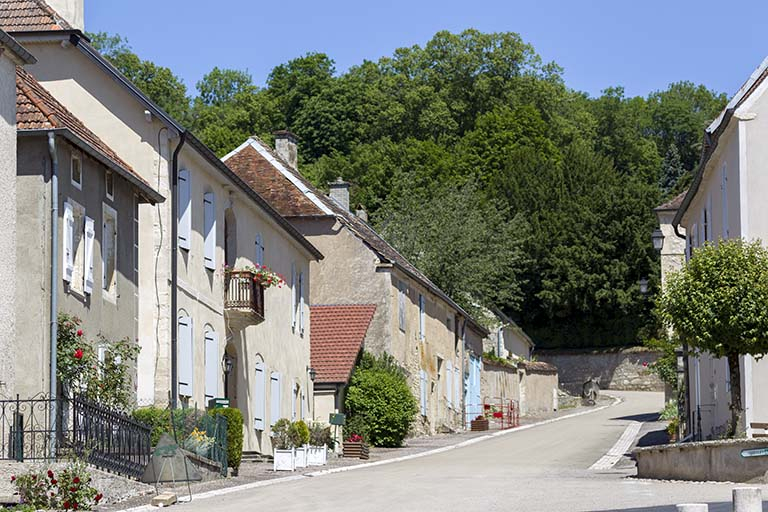 Vue partielle du haut de la rue du Château depuis la place Gabrielle de Salverte. © Sonia Dourlot / Région Bourgogne-Franche-Comté, Inventaire du patrimoine - 2015