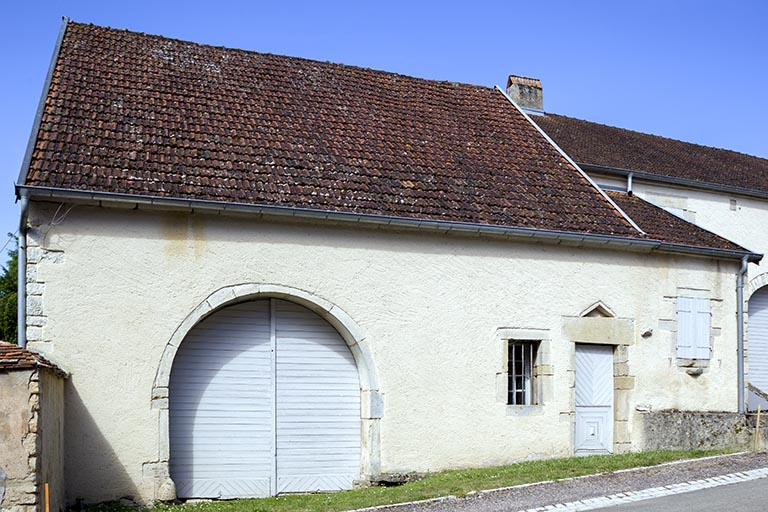 Ferme bloc à deux travées, 11 rue du Château. © Sonia Dourlot / Région Bourgogne-Franche-Comté, Inventaire du patrimoine - 2015 Ferme bloc à deux travées, 11 rue du Château. © Sonia Dourlot / Région Bourgogne-Franche-Comté, Inventaire du patrimoine - 2015