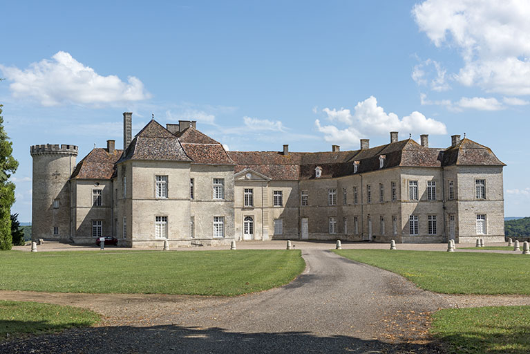 Vue générale de la cour d'honneur de trois quart gauche. © Sonia Dourlot / Région Bourgogne-Franche-Comté, Inventaire du patrimoine - 2015