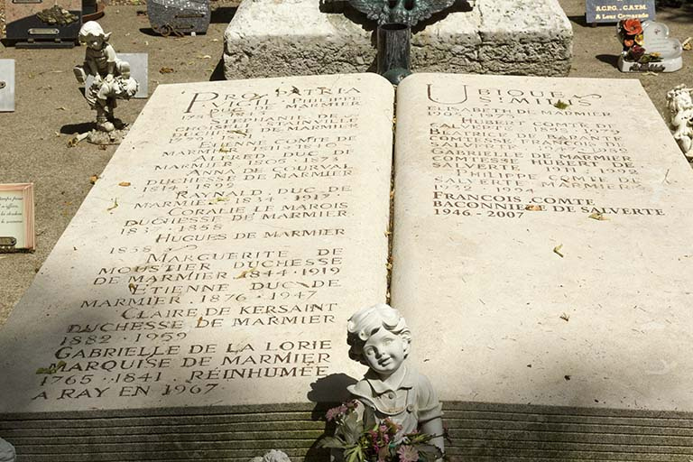 Tombeau de la famille de Marmier : vue rapprochée. © Sonia Dourlot / Région Bourgogne-Franche-Comté, Inventaire du patrimoine - 2015