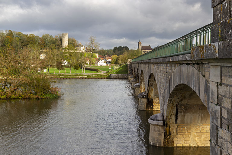 Le pont de chantes et le village de Rupt-sur-Saône. © Sonia Dourlot / Région Bourgogne-Franche-Comté, Inventaire du patrimoine - 2015