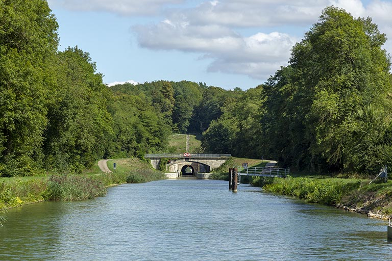 Vue depuis l'aval du canal de navigation et du tunnel en arrière-plan. © Sonia Dourlot / Région Bourgogne-Franche-Comté, Inventaire du patrimoine - 2015